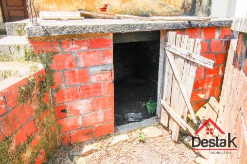 Moradia V2 para venda em Pereiras para remodelar