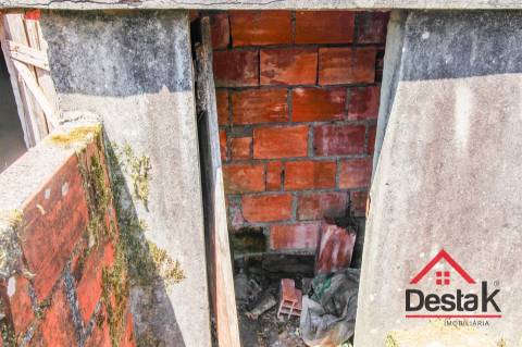 Moradia V2 para venda em Pereiras para remodelar