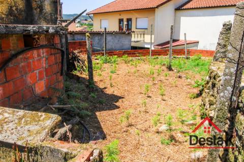 Moradia V2 para venda em Pereiras para remodelar