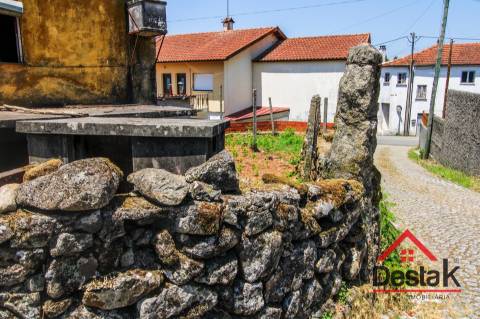 Moradia V2 para venda em Pereiras para remodelar