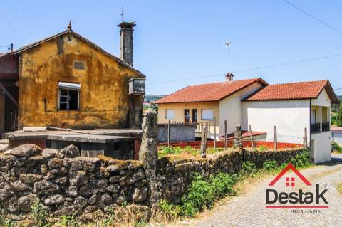 Moradia V2 para venda em Pereiras para remodelar