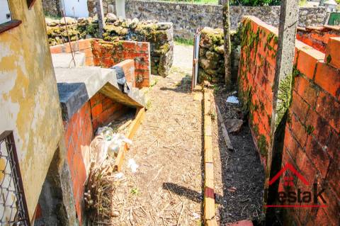 Moradia V2 para venda em Pereiras para remodelar