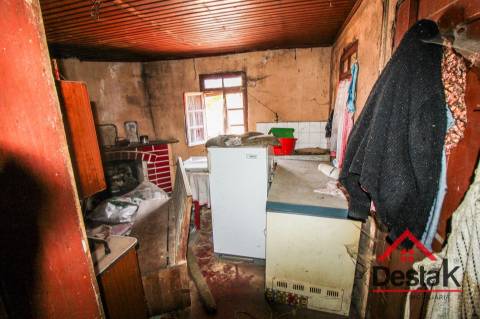 Moradia V2 para venda em Pereiras para remodelar