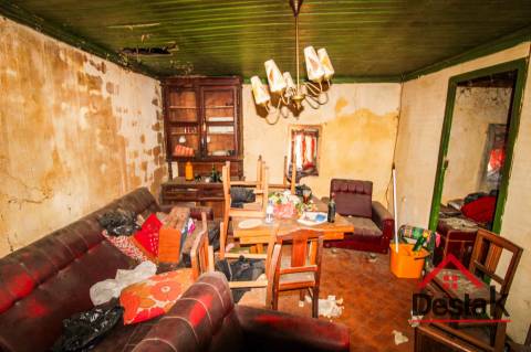 Moradia V2 para venda em Pereiras para remodelar