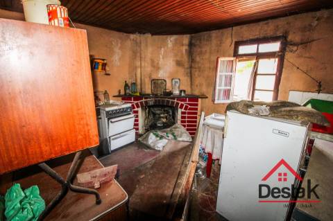 Moradia V2 para venda em Pereiras para remodelar