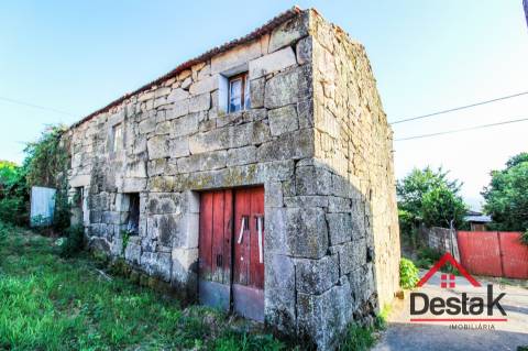 Moradia em venda com estrutura em pedra para restaurar