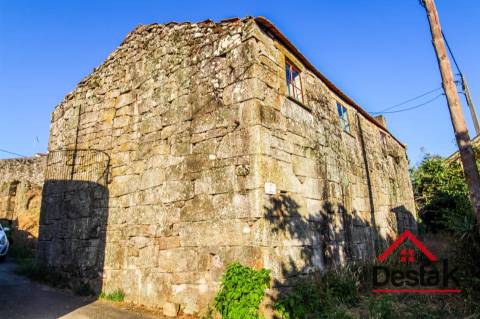 Moradia em venda com estrutura em pedra para restaurar