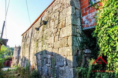 Moradia em venda com estrutura em pedra para restaurar