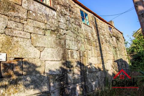 Moradia em venda com estrutura em pedra para restaurar