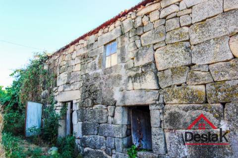 Moradia em venda com estrutura em pedra para restaurar