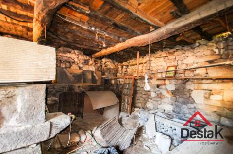 Moradia em venda com estrutura em pedra para restaurar