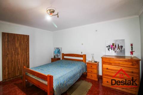 Prédio misto com café/restaurante e apartamento T3, em excelente estado de conservação