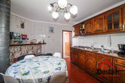 Prédio misto com café/restaurante e apartamento T3, em excelente estado de conservação