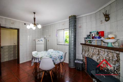 Prédio misto com café/restaurante e apartamento T3, em excelente estado de conservação