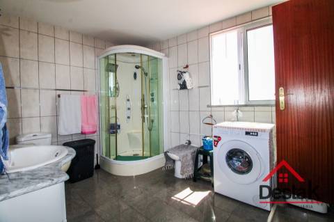 Prédio misto com café/restaurante e apartamento T3, em excelente estado de conservação