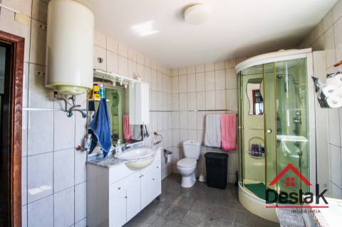 Prédio misto com café/restaurante e apartamento T3, em excelente estado de conservação