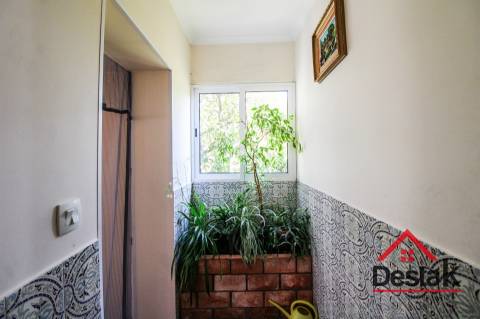 Prédio misto com café/restaurante e apartamento T3, em excelente estado de conservação