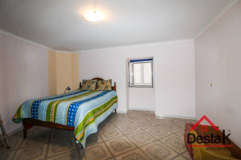 Prédio misto com café/restaurante e apartamento T3, em excelente estado de conservação