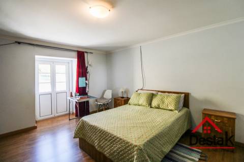 Prédio misto com café/restaurante e apartamento T3, em excelente estado de conservação