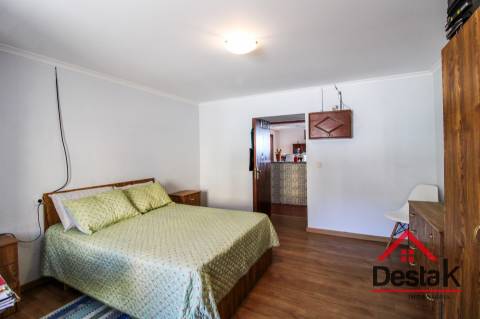 Prédio misto com café/restaurante e apartamento T3, em excelente estado de conservação