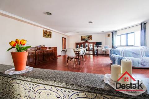 Prédio misto com café/restaurante e apartamento T3, em excelente estado de conservação