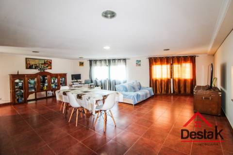 Prédio misto com café/restaurante e apartamento T3, em excelente estado de conservação