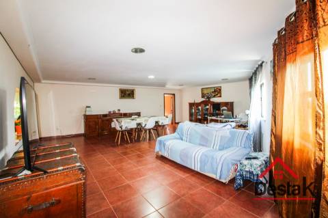 Prédio misto com café/restaurante e apartamento T3, em excelente estado de conservação