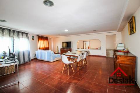 Prédio misto com café/restaurante e apartamento T3, em excelente estado de conservação