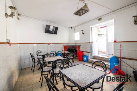 Prédio misto com café/restaurante e apartamento T3, em excelente estado de conservação