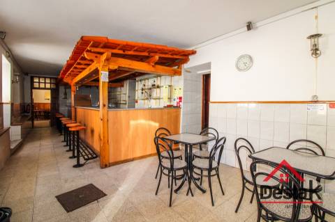 Prédio misto com café/restaurante e apartamento T3, em excelente estado de conservação