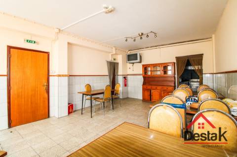 Prédio misto com café/restaurante e apartamento T3, em excelente estado de conservação