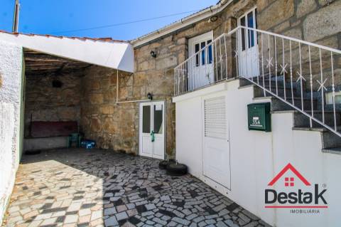 Prédio misto com café/restaurante e apartamento T3, em excelente estado de conservação