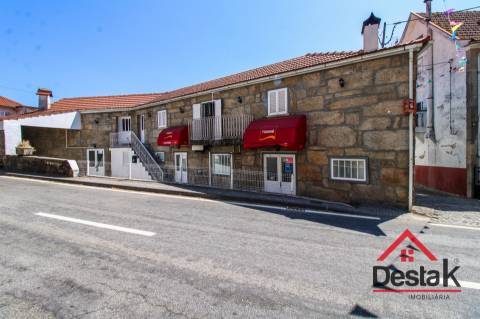 Prédio misto com café/restaurante e apartamento T3, em excelente estado de conservação