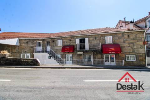 Prédio misto com café/restaurante e apartamento T3, em excelente estado de conservação