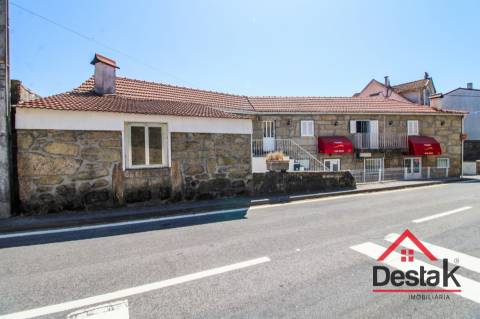 Prédio misto com café/restaurante e apartamento T3, em excelente estado de conservação