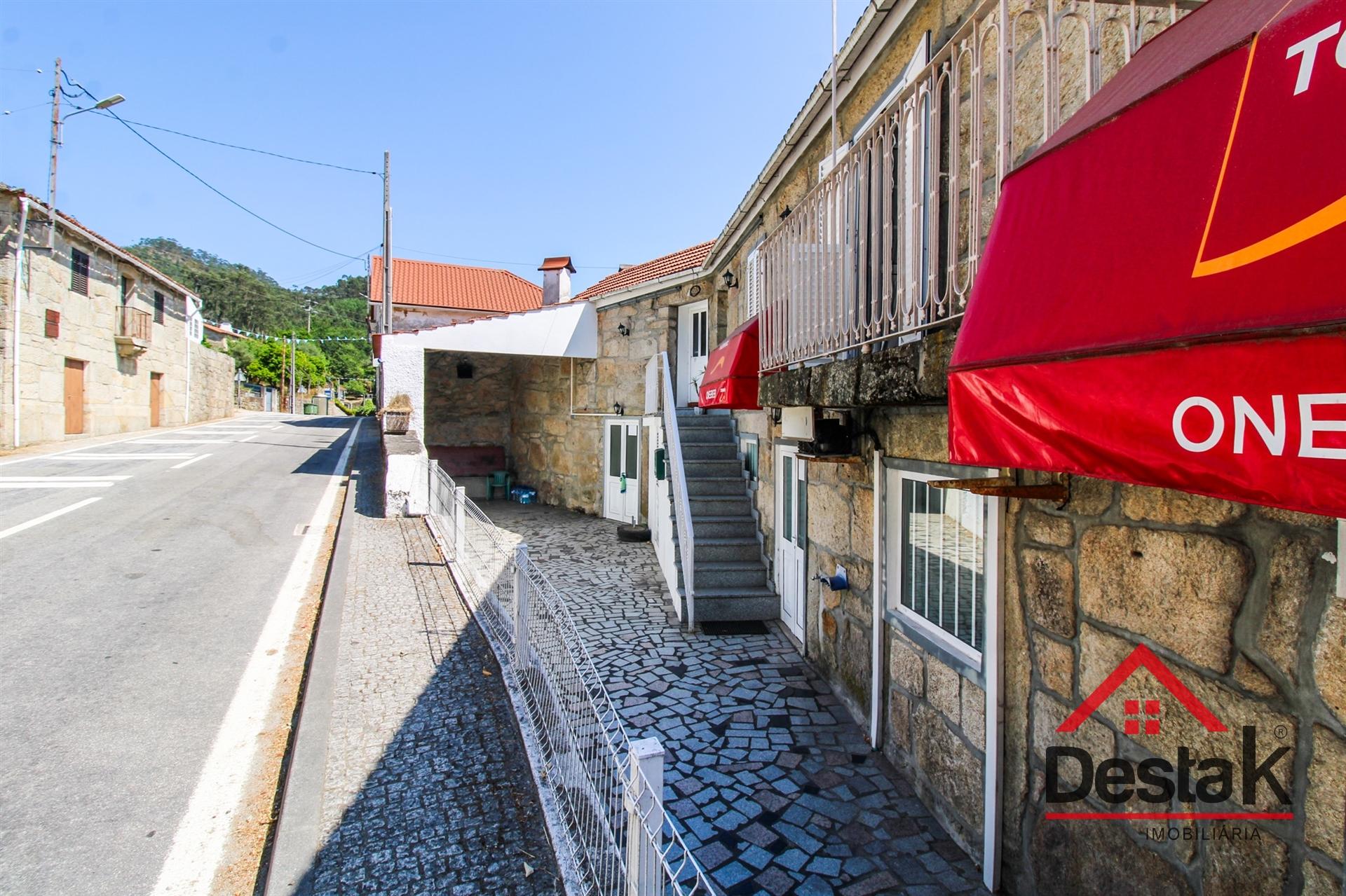 Prédio misto com café/restaurante e apartamento T3, em excelente estado de conservação