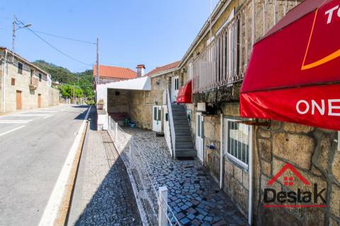 Prédio misto com café/restaurante e apartamento T3, em excelente estado de conservação