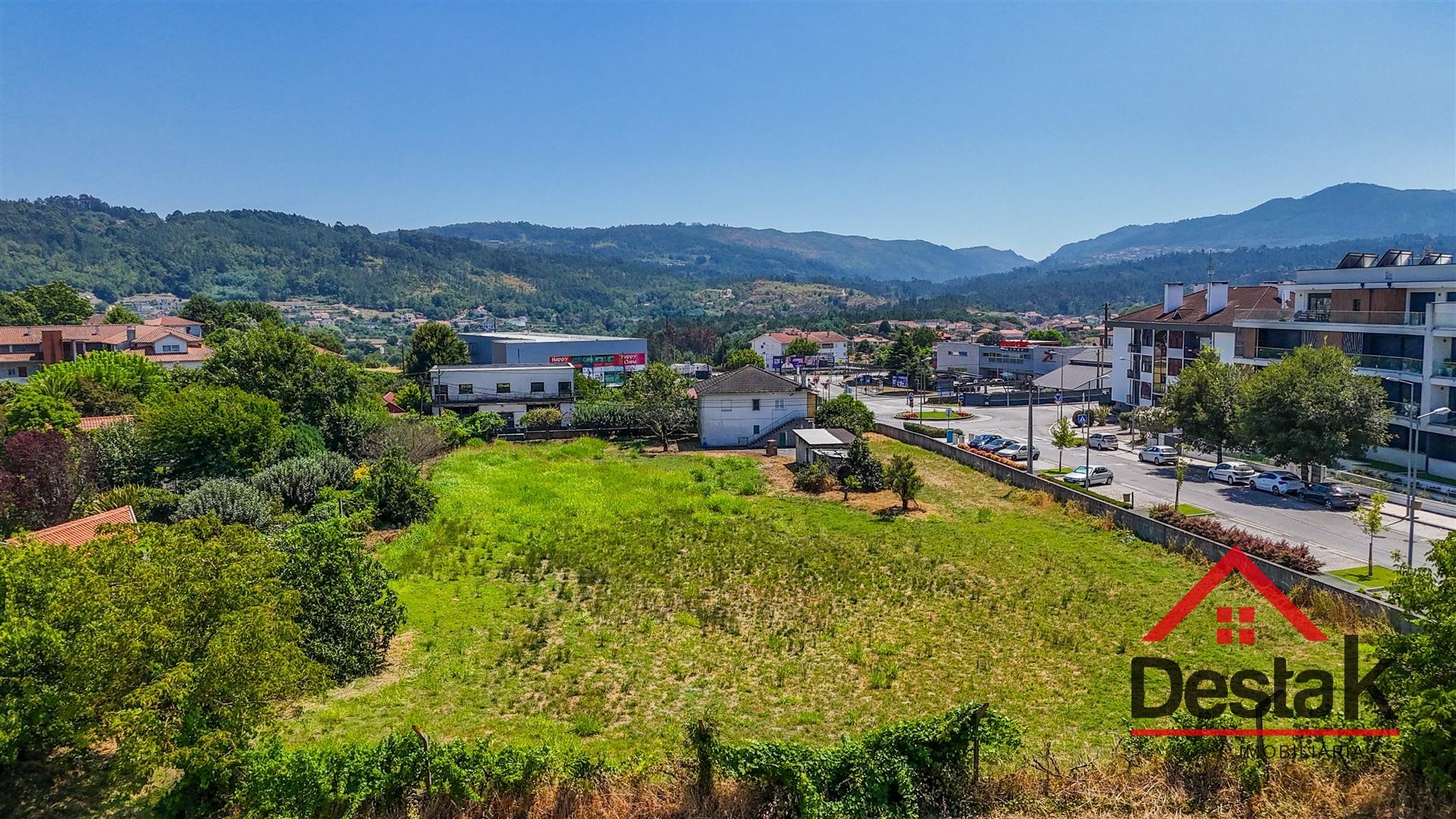 Terreno com Moradia para venda no Centro de São Pedro do Sul