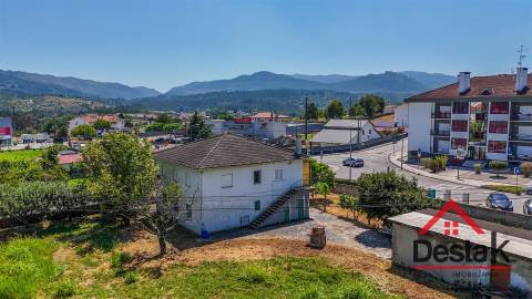 Terreno com Moradia para venda no Centro de São Pedro do Sul