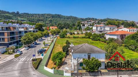 Terreno com Moradia para venda no Centro de São Pedro do Sul