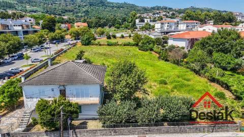 Terreno com Moradia para venda no Centro de São Pedro do Sul