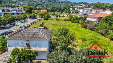Terreno com Moradia para venda no Centro de São Pedro do Sul
