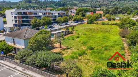 Terreno com Moradia para venda no Centro de São Pedro do Sul