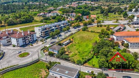 Terreno com Moradia para venda no Centro de São Pedro do Sul