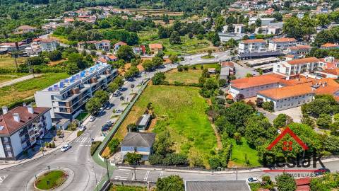 Terreno com Moradia para venda no Centro de São Pedro do Sul