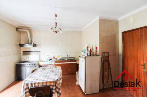 Terreno com Moradia para venda no Centro de São Pedro do Sul