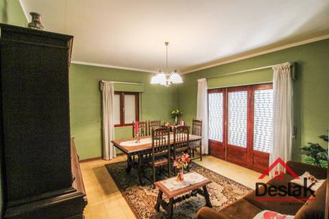 Terreno com Moradia para venda no Centro de São Pedro do Sul