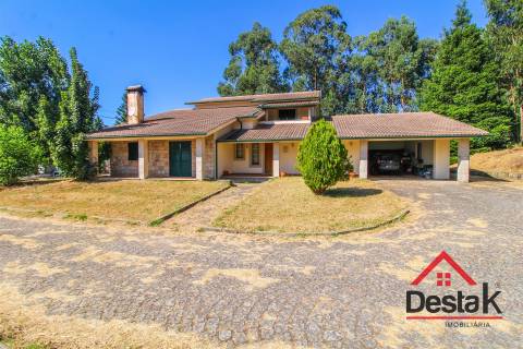 Moradia isolada V4 para venda em Vouzela