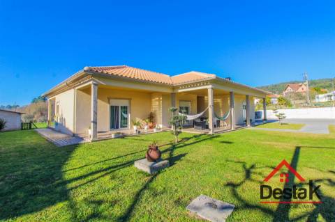 Moradia isolada V3, totalmente equipada e mobilada em Santa Cruz da Trapa