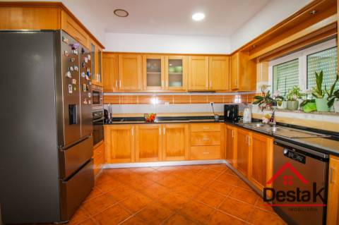 Moradia isolada V3, totalmente equipada e mobilada em Santa Cruz da Trapa